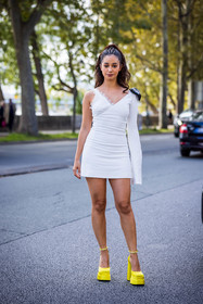 asymetric dress, dress, Lena Mahfouf, mini dress, plateform shoes, white dress, yellow sandals, fashion week, frenchystyle, FW, jonathan paciullo, street style, PFW, PARIS, SPRING SUMMER 2022, SS 22, vertical, full length