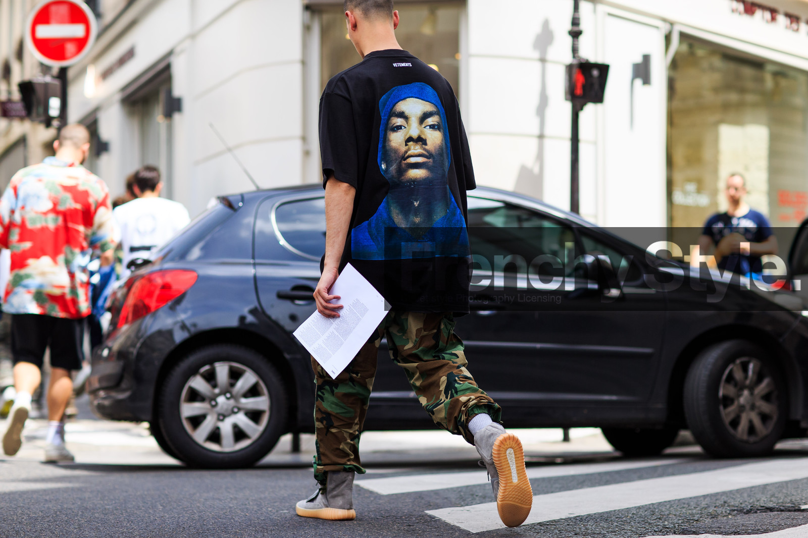 atmosphere details, back detail, black t shirt, camouflage, detail, fashion week, frenchystyle, FW, green pants, grey sneakers, horizontal, jonathan paciullo, kaki pants, MENSWEAR, military pants, PARIS, PFW, printed pants, printed t shirt, SPRING SUMMER 2017, SS 17, street style, suede shoes, trousers, vêtements