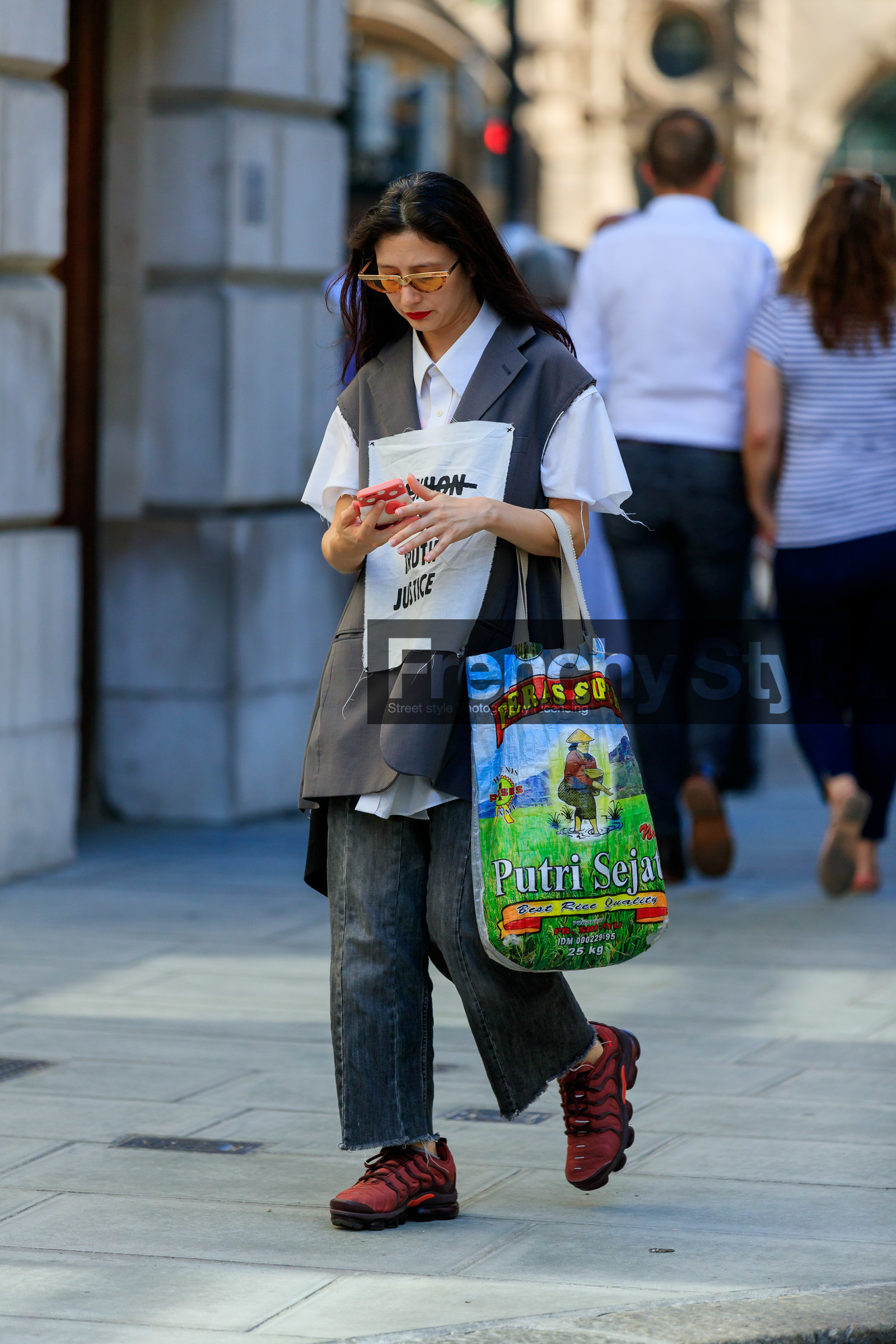 yellow sunglasses, futurist shape sunglasses, white shirt, short sleeves shirt, used shirt, dark grey jacket, sleeveless jacket, used jacket, long jacket, grey jeans, loose jeans, cropped jeans, used jeans, red sneakers, nike shoes, air max sneakers, shopping bag, fashion week, frenchystyle, FW, jonathan paciullo, street style, vertical, full length