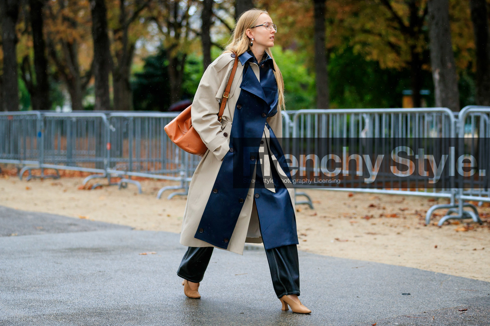 alexandra carl, aviator glasses, metalic frame sunglasses, dangling earrings, pearl earrings, black leather pants, black leather trench coat, beige trench coat, belted trench coat, camel leather bag, louis vuitton bag, bucket bag, beige leather shoes, PARIS, PFW, SPRING SUMMER 2020, SS 20, fashion week, frenchystyle, FW, jonathan paciullo, street style, horizontal, atmosphere details, full length