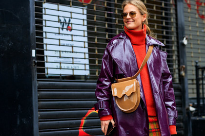 camel bag, leather bag, leather coat, purple coat, red sweater, sunglasses, trench coat, turtleneck sweater, frenchystyle, jonathan paciullo, street style, NYFW, NEW YORK, AUTUMN WINTER 2019-2020, AW 19-20, FALL WINTER 2019-2020, FW 19-20, fashion week, FW, atmosphere details, horizontal, detail
