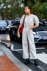 model, white total look, white pullover, white pants, knitwear, short sleeves pullover, balloon sleeves, leather pants, flare pants, chain belt, silvered belt, red leather bag, shoulder bag, black leather boots, laced boots, big sole boots, fashion week, frenchystyle, FW, jonathan paciullo, street style, vertical, full length