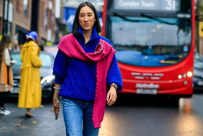 eva chen, blue pullover, zipped pullover, pink pullover, strassed pin, iwatch, fashion week, frenchystyle, FW, jonathan paciullo, street style, atmosphere details, horizontal, detail