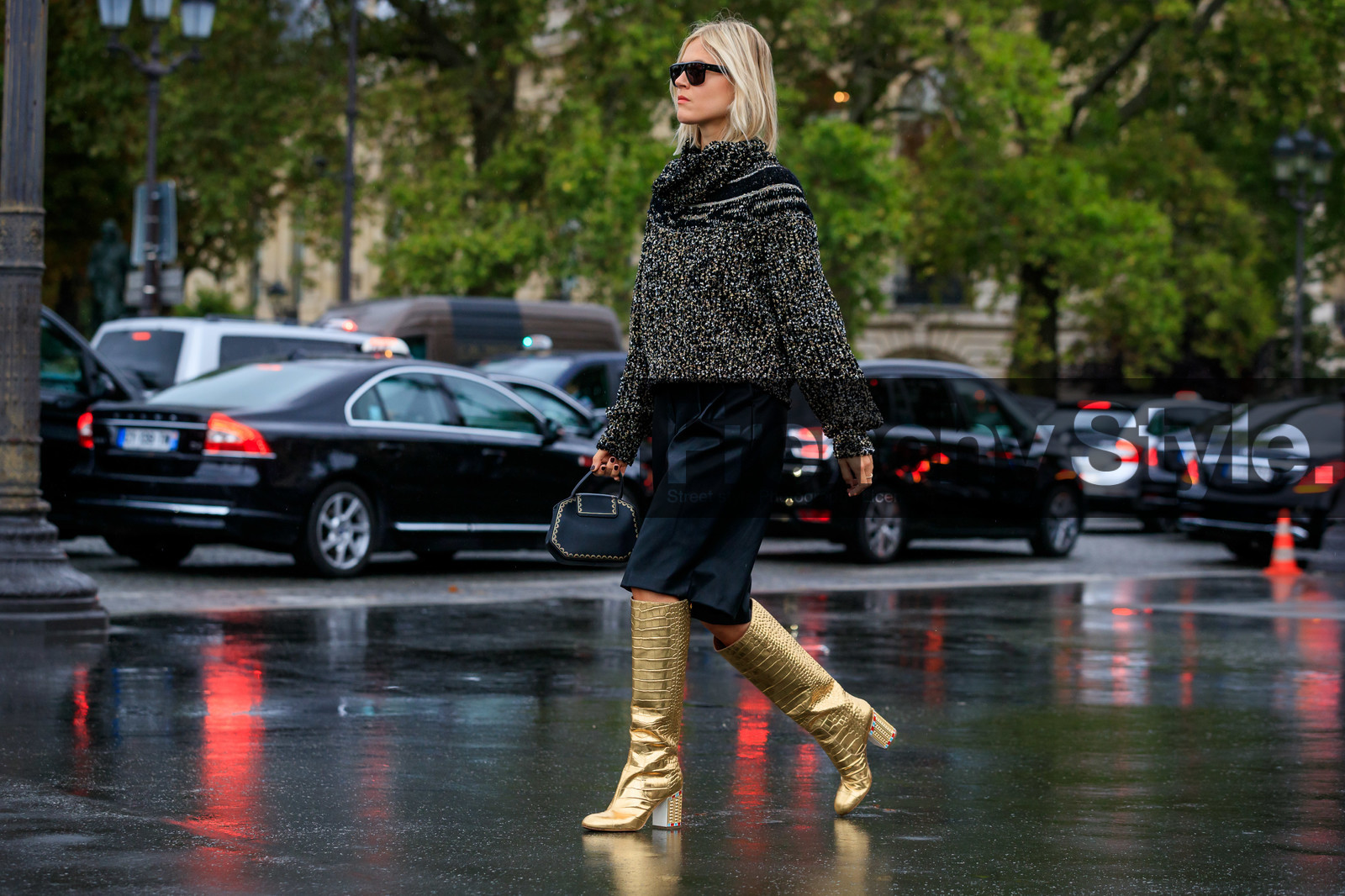 linda tol, golden boots, animal skin boots, high boots, high heels boots, black bermuda shorts, black leather bag, cartier bag, hand bag, chanel boots, tweed pullover, lurex pullover, golden pullover, black pullover, turtleneck pullover, PARIS, PFW, SPRING SUMMER 2020, SS 20, fashion week, frenchystyle, FW, jonathan paciullo, street style, horizontal, atmosphere details, full length