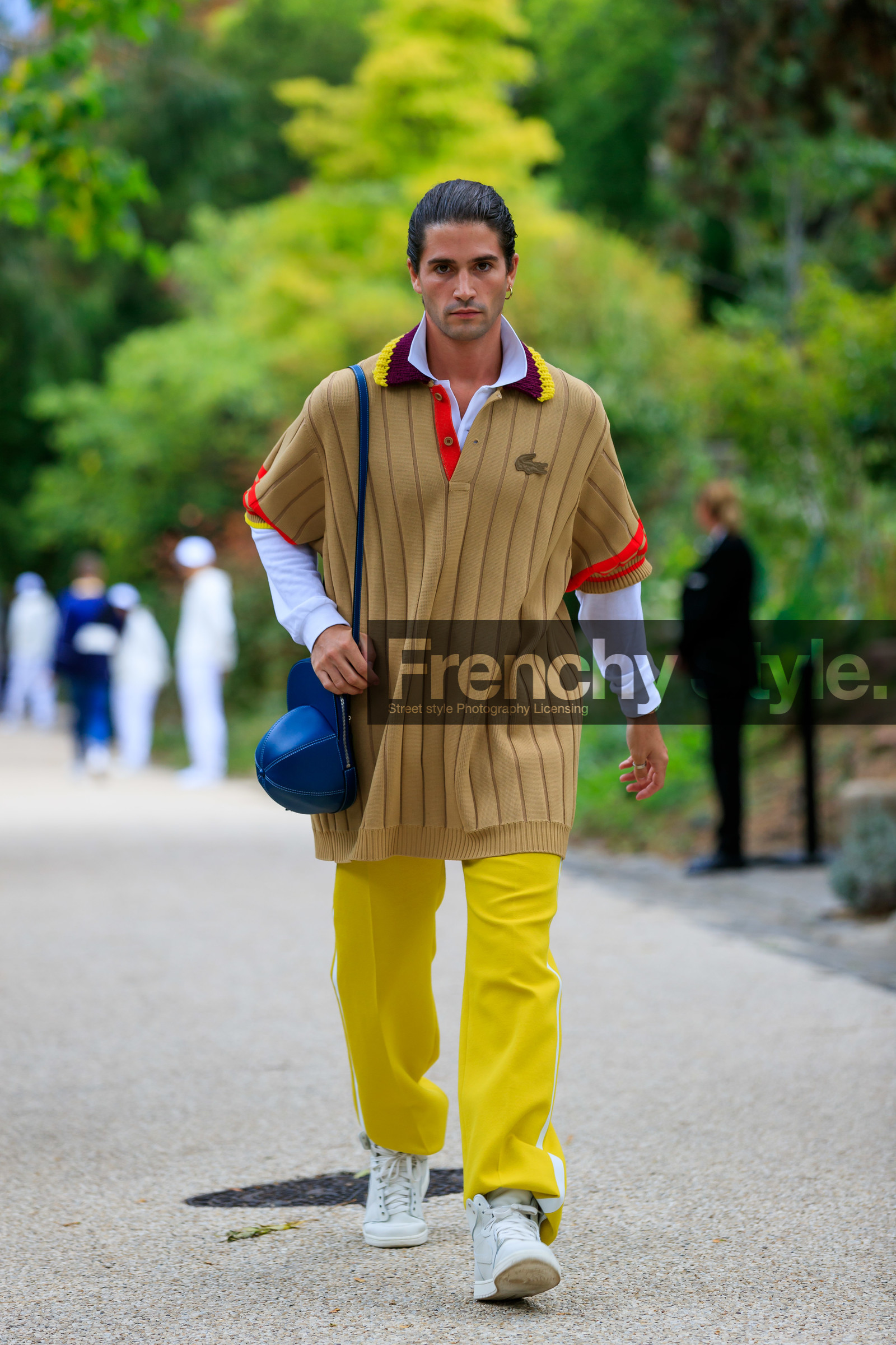 marc forne, beige pullover, long pullover, polo collar pullover, striped pullover, short sleeves pullover, yellow pants, jogging pants, blue leather bag, cap, cap, j w anderson bag, shoulder bag, white leather sneakers, nike shoes, PARIS, PFW, SPRING SUMMER 2020, SS 20, fashion week, frenchystyle, FW, jonathan paciullo, street style, vertical, full length
