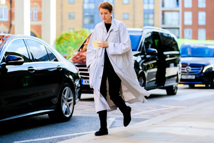 black pants, black shoes, leather shoes, trousers, white coat, fashion week, frenchystyle, FW, jonathan paciullo, street style, LFW, LONDON, SPRING SUMMER 2019, SS 19, atmosphere details, horizontal, full length