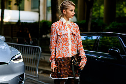 braids, chloé, graphic dress, green bag, leather bag, orange dress, printed dress, fashion week, frenchystyle, FW, jonathan paciullo, street style, PFW, PARIS, horizontal, atmosphere details, detail, AUTUMN WINTER 2018-2019, FALL WINTER 2018-2019, FW 18-19, caro daur