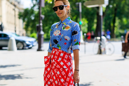 blue shirt, checked, graphic shirt, graphic skirt, plaid, printed shirt, printed skirt, red skirt, sunglasses, fashion week, frenchystyle, FW, jonathan paciullo, street style, PFW, PARIS, horizontal, atmosphere details, detail, AUTUMN WINTER 2018-2019, FALL WINTER 2018-2019, FW 18-19, alexandra golovanoff