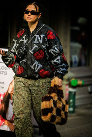 kaki pants, leather bomber jacket, black bomber jacket, furry handbag, brown handbag, ny jacket, black sunglasses, cargo pants, black fannypack, leather fannypack, street style, jonathan paciullo, FW, frenchystyle, fashion week, NYFW, NEW YORK, AUTUMN WINTER 2022-2023, FALL WINTER 2022_2023, FW 22-23, vertical, atmosphere details