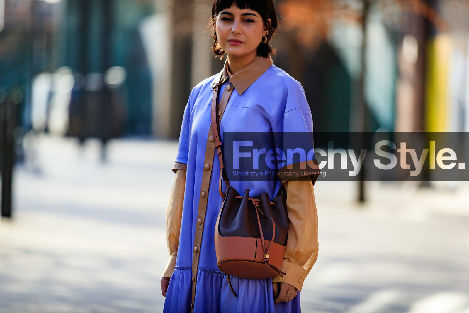 maria bernad, beige leather dress, lilac dress, leather dress, short sleeves dress, button dress, beige shirt, crossbody bag, camel leather bag, brown leather bag, bicolor bag, loewe bag, fashion week, frenchystyle, FW, jonathan paciullo, street style, LFW, LONDON, AUTUMN WINTER 2020-2021, FALL WINTER 2020-2021, FW 20-21, horizontal, atmosphere details, detail