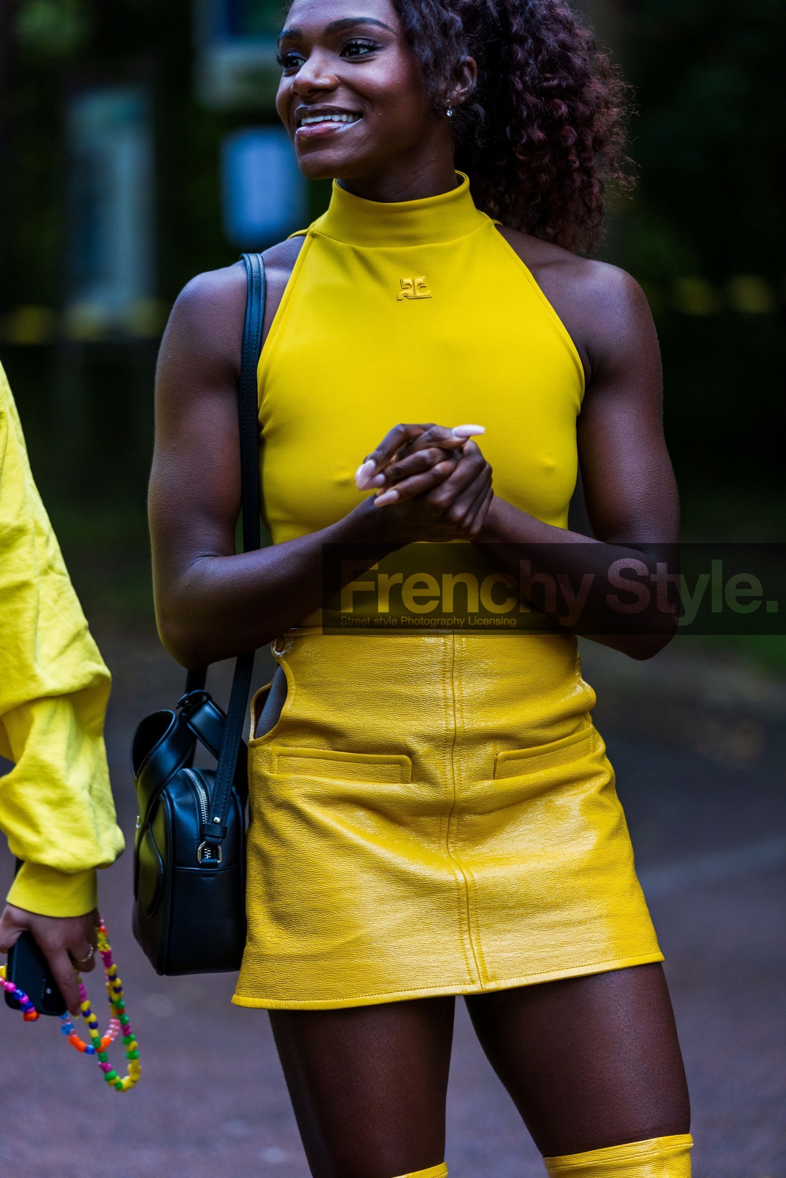 bag, black bag, color, courreges bag, courreges look, Dina Asher Smith, leather bag, leather skirt, mini skirt, skirt, top, yellow skirt, yellow top, street style, jonathan paciullo, FW, frenchystyle, fashion week, PFW, PARIS, SPRING SUMMER 2022, SS 22, vertical, atmosphere details