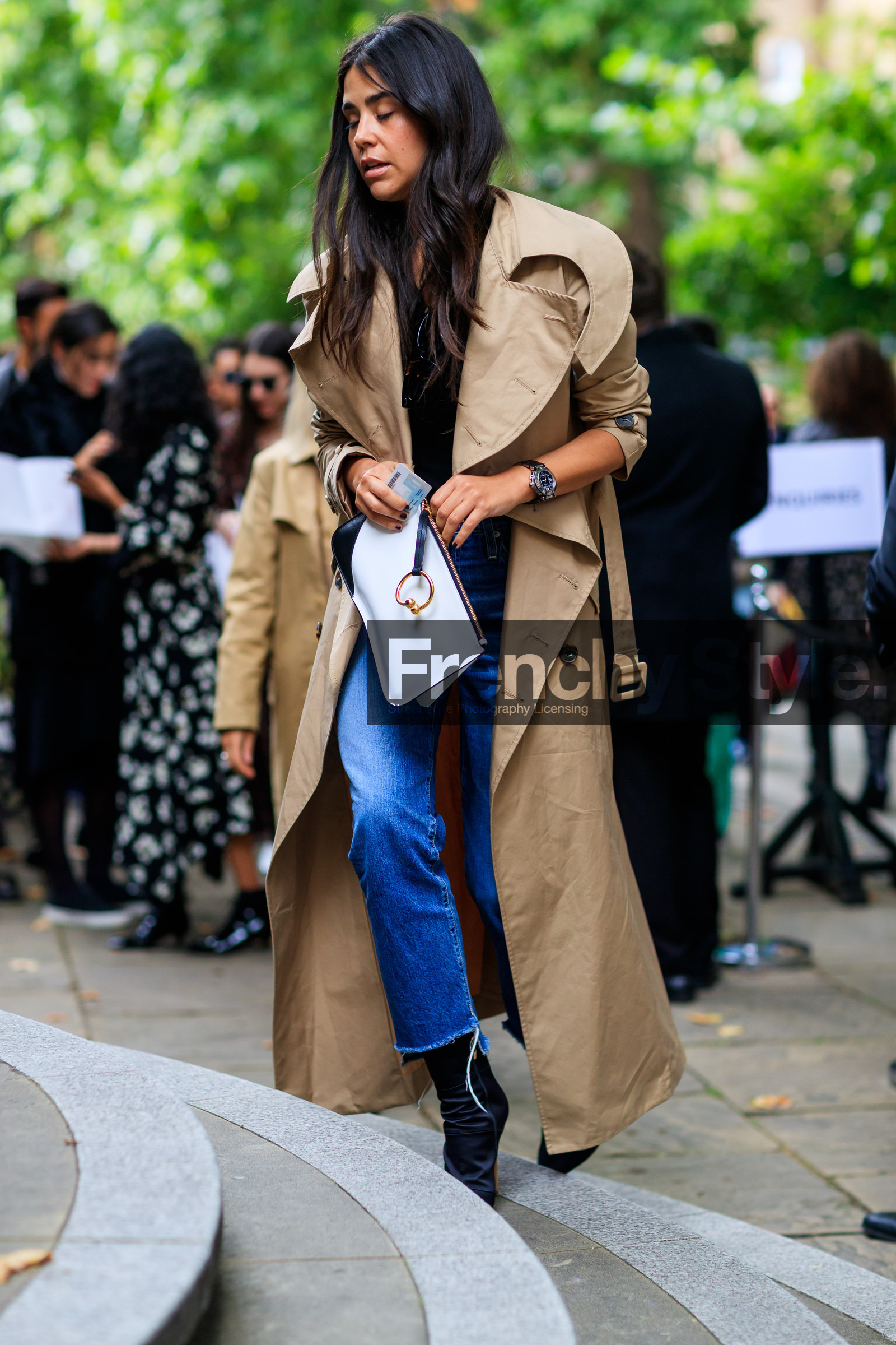 beige coat, black and white bag, black shoes, blue denim, denim pants, fashion week, frenchystyle, full length, FW, high heels, jeans, jonathan paciullo, jw anderson, leather bag, leather shoes, LFW, LONDON, SPRING SUMMER 2018, SS 18, street style, trench coat, trousers, vertical