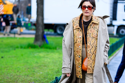 atmosphere details, AUTUMN WINTER 2017-2018, AW 17-18, beige coat, beige jacket, beige pants, brown t shirt, detail, FALL WINTER 2017-2018, fashion week, frenchystyle, FW, FW 17-18, horizontal, jonathan paciullo, leather bag, orange bag, PARIS, PFW, snake print, street style, sunglasses, trench coat, trousers