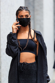 black total look, black top, black bra, black shirt, black pants, pleated shirt, pleated pants, cropped top, covid face mask, street style, jonathan paciullo, FW, frenchystyle, fashion week, MFW, MILAN, SPRING SUMMER 2021, SS 21, vertical, detail