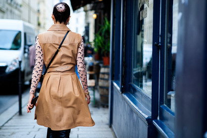 julia comil, beige leather jacket, sleeveless jacket, nude top, monogrammed top, marine serre top, back details, hair scarf, marine serre scarf, hair details, fashion week, frenchystyle, FW, jonathan paciullo, street style, PFW, PARIS, SPRING SUMMER 2021, SS 21, horizontal, atmosphere details, detail
