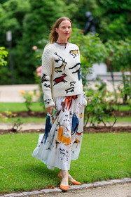 dior skirt, dior total look, dior pullover, chloe shoes, chloe ballerina, long skirt, silk skirt, white pullover, white skirt, printed skirt, printed pullover, pleated skirt, multicolor pullover, multicolor skirt, camel shoes, camel ballerina, suede shoes, suede ballerina, animal print skirt, animal print total look, animal printed pullover, fashion week, frenchystyle, FW, jonathan paciullo, street style, PFW, PARIS, AUTUMN WINTER 2021-2022, FALL WINTER 2021-2022, FW 21-22, vertical, full length