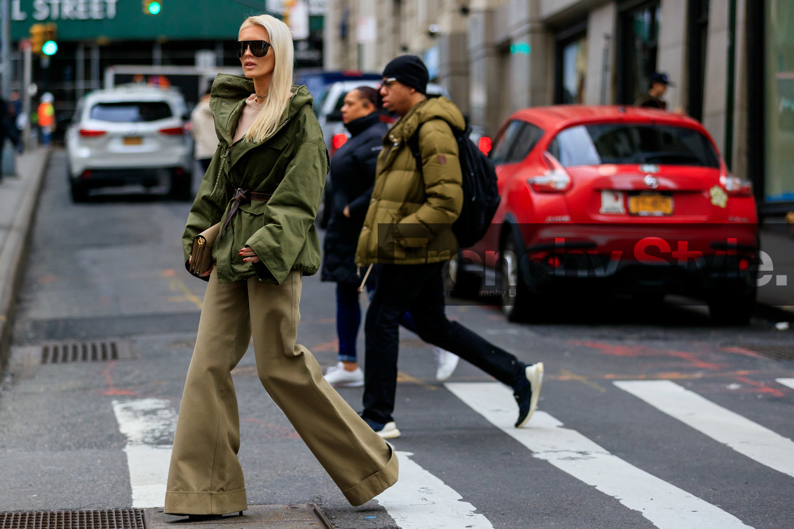 kate davidson hudson, kaki parka, kaki pants, belted parka, brown leather belt, flare pants, loose pants, loose dress, black sunglasses, big sunglasses, fashion week, frenchystyle, FW, jonathan paciullo, street style, NYFW, NEW YORK, AUTUMN WINTER 2020-2021, FALL WINTER 2020-2021, FW 20-21, horizontal, atmosphere details, full length