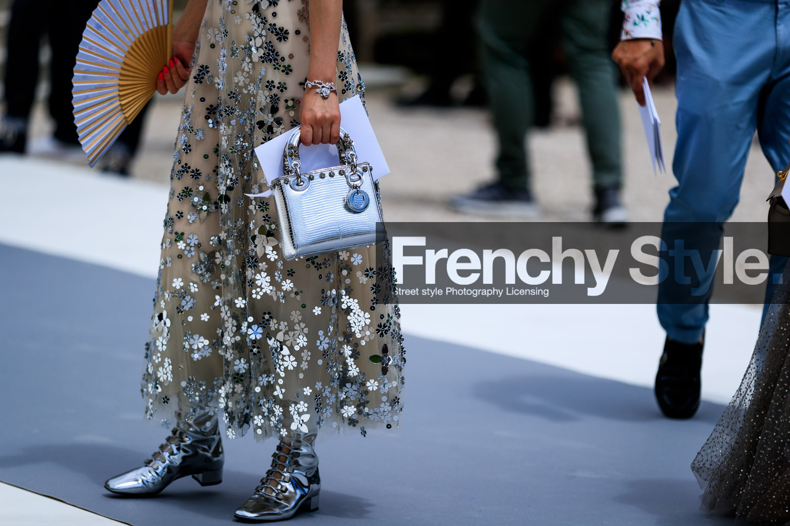 christian dior, embroideries, floral, flowers, graphic dress, graphic skirt, hand fan, leather bag, leather shoes, printed dress, printed skirt, shiny bag, shiny shoes, silver bag, silver shoes, fashion week, frenchystyle, FW, jonathan paciullo, street style, PFW, PARIS, horizontal, atmosphere details, detail, AUTUMN WINTER 2018-2019, FALL WINTER 2018-2019, FW 18-19