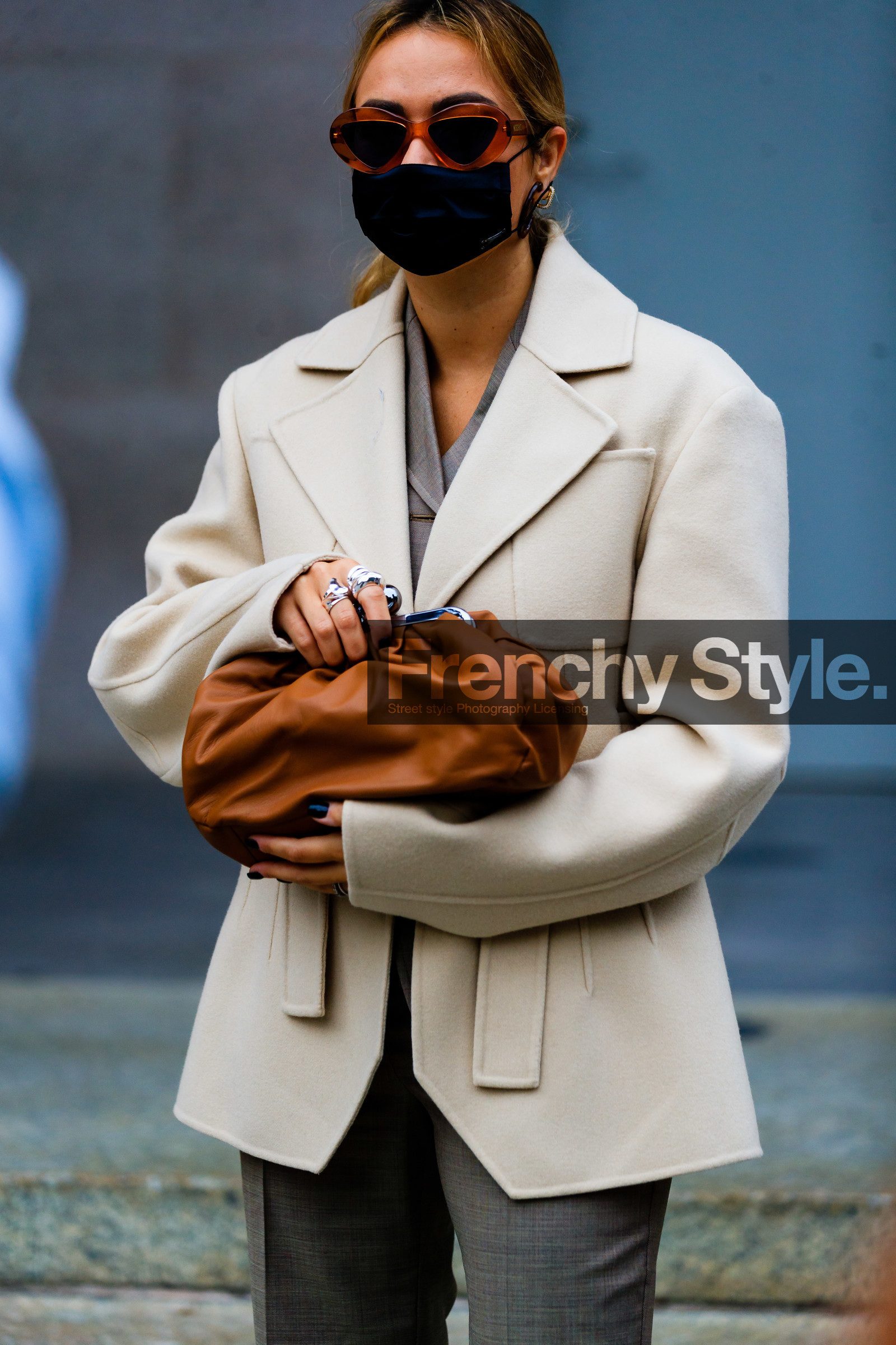 light beige jacket, camel leather clutch, orange sunglasses, butterfly sunglasses, scale earrings, hoop earrings, covid face mask, street style, jonathan paciullo, FW, frenchystyle, fashion week, MFW, MILAN, SPRING SUMMER 2021, SS 21, vertical, detail