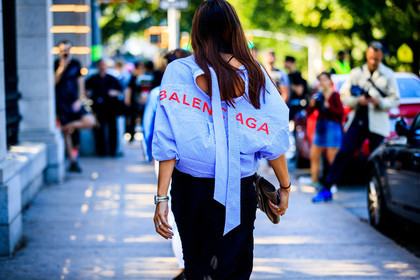 atmosphere details, back detail, balenciaga, beige bag, blue shirt, detail, fashion week, frenchystyle, FW, horizontal, jonathan paciullo, leather bag, men shirt, navy skirt, NEW YORK, NYFW, printed shirt, SPRING SUMMER 2018, SS 18, street style, striped shirt, stripes, trousers