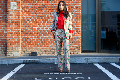 atmosphere details, AUTUMN WINTER 2017-2018, AW 17-18, beige jacket, beige pants, blazer, FALL WINTER 2017-2018, fashion week, floral, flower, frenchystyle, full length, FW, FW 17-18, gucci, high heels, horizontal, jonathan paciullo, leather shoes, MFW, MILAN, nude shoes, printed jacket, printed pants, printed shirt, printed suit, red shirt, rings, street style, sunglasses, tina leung, trousers