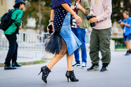 atmosphere details, black shoes, blue denim, blue shirt, denim skirt, detail, fashion week, frenchystyle, FW, graphic skirt, high heels, horizontal, jonathan paciullo, leather shoes, open work, PARIS, PFW, polka dot, printed shirt, printed sweater, SPRING SUMMER 2017, SS 17, street style, tied up sweater, tulle