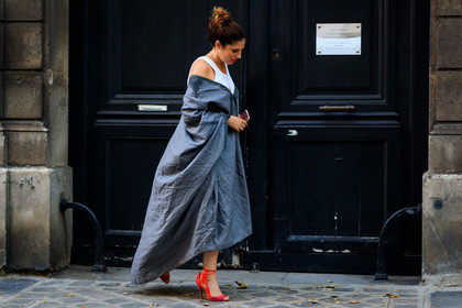 grey dress, high heels, leather shoes, red shoes, white top, PFW, fashion week, frenchystyle, FW, jonathan paciullo, street style, PARIS, horizontal, atmosphere details, full length, AUTUMN WINTER 2018-2019, FALL WINTER 2018-2019, FW 18-19, sofia guellaty