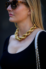 brown scale sunglasses, golden necklace, big chain necklace, black top, fashion week, frenchystyle, FW, jonathan paciullo, street style, vertical, detail, atmosphere details