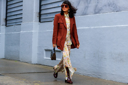 bordeaux, brown bag, burgundy, floral, flowers, graphic bag, graphic pants, graphic shirt, high heels, leather bag, leather shoes, louis vuitton, maria bernad, monogram, printed bag, printed pants, printed shirt, red jacket, red shoes, sunglasses, trousers, white pants, street style, jonathan paciullo, FW, frenchystyle, fashion week, NYFW, NEW YORK, SPRING SUMMER 2019, SS 19, atmosphere details, horizontal, full length