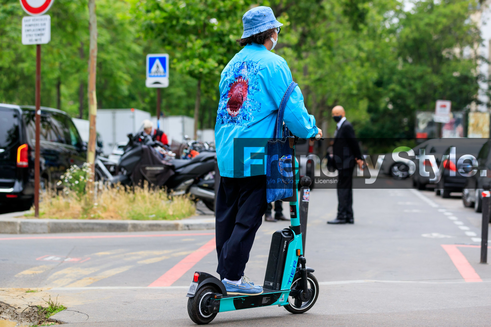 blue hat, blue coat, blue bag, denim, denim bag, levis bag, embroidered coat, blue total look, blue shoes, denim shoes, fashion week, frenchystyle, FW, jonathan paciullo, street style, PFW, PARIS, SPRING SUMMER 2022, SS 22, horizontal, atmosphere details, full length