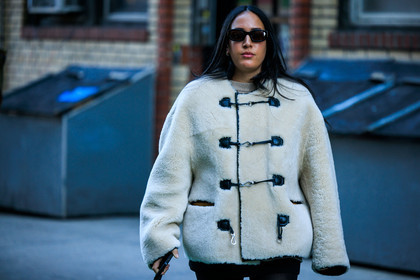white winter jacket, furry winter coat, furry white jacket, furry short jacket, minimal look, black handbag, leather handbag, fashion week, frenchystyle, FW, jonathan paciullo, street style, NYFW, NEW YORK, AUTUMN WINTER 2022-2023, FALL WINTER 2022_2023, FW 22-23, atmosphere details, horizontal