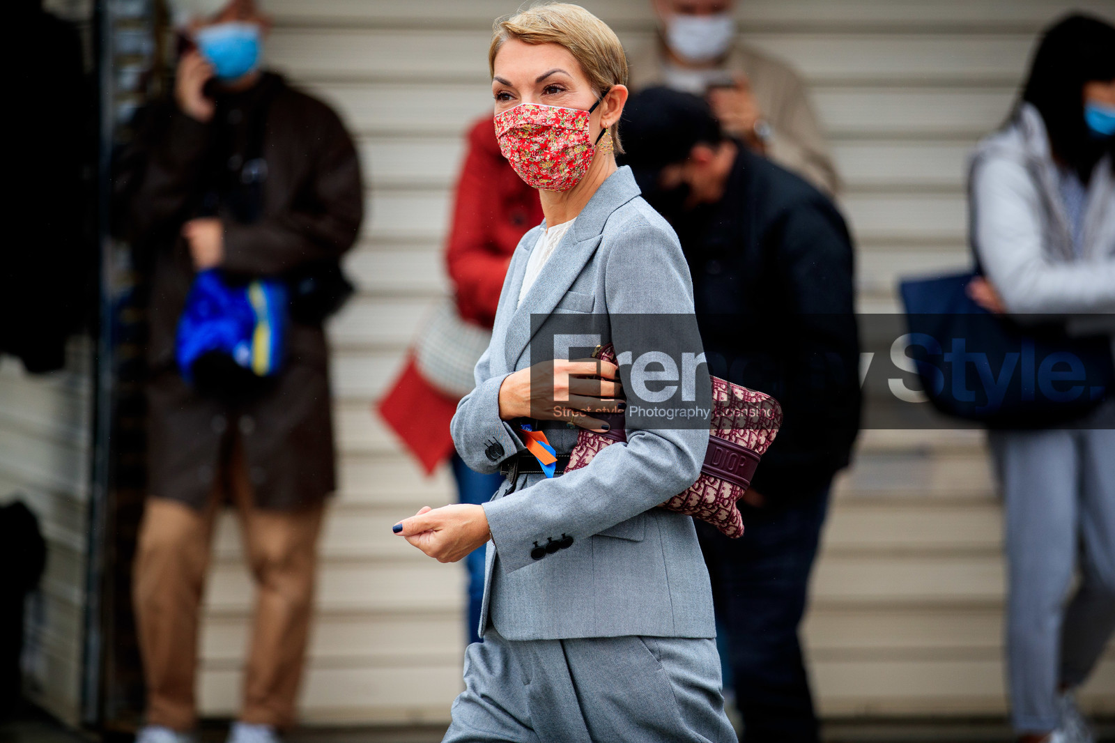 light grey jacket, belted jacket, burgundy bag, burgundy clutch, monogrammed bag, monogrammed clutch, dior bag, dior clutch, covid face mask, fashion week, frenchystyle, FW, jonathan paciullo, street style, PFW, PARIS, SPRING SUMMER 2021, SS 21, horizontal, atmosphere details, detail