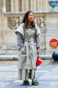 light beige trench coat, light blue pants, oversize trench coat, loose pants, cropped pants, short sleeves trench coat, belted trench coat, blue shirt, white shirt, striped shirt, black slippers, flip flop shoes, sportswear slippers, flat sandals, flat slippers, neon yellow shoes, neon yellow slippers, neon yellow sandals, red leather bag, fashion week, frenchystyle, FW, jonathan paciullo, street style, PFW, PARIS, SPRING SUMMER 2020, SS 20, horizontal, full length