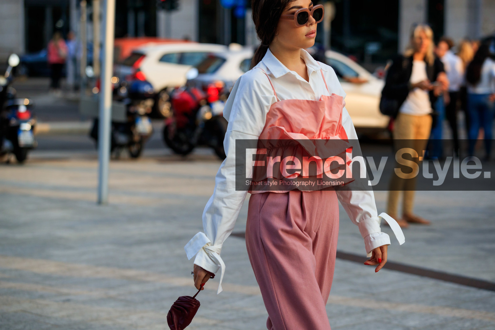 karina nigay, white shirt, light pink top, light pink pants, ruffle top, carrot pants, high waist pants, pink sunglasses, square shape glasses, burgundy leather bag, mini bag, bottega veneta bag, sleeveless top, layered top, fashion week, frenchystyle, FW, jonathan paciullo, street style, MFW, MILAN, SPRING SUMMER 2020, SS 20
