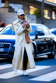 nude cap, black sunglasses, cream trench coat, classic trench coat, white sneakers, black pants, skiny trousers, crossbody bag, brown bag, leather bag, grey hoodie, iphone, fashion week, frenchystyle, FW, jonathan paciullo, street style, vertical, full length