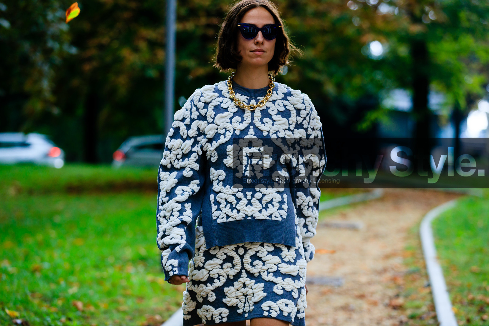 knit skirt, knitwear, mini skirt, blue skirt, blue pullover, floral embroidered skirt, floral embroidered pullover, white skirt, white pullover, oversize shoulder, blue sunglasses, bottega veneta sunglasses, velvet skirt, velvet bag, big chain necklace, golden necklace, erika boldrin, street style, jonathan paciullo, FW, frenchystyle, fashion week, MFW, MILAN, SPRING SUMMER 2021, SS 21, horizontal, atmosphere details, detail