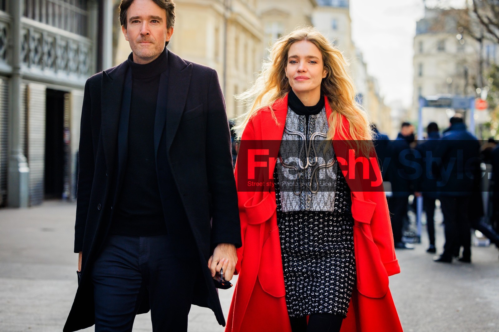 red trench, louis vuitton, silver top, embroidered top, embroidered skirt, black leggings, black handbag, blond hair, model, fashion week, frenchystyle, FW, jonathan paciullo, street style, PFW, PARIS, menswear, FALL WINTER 2022-2023, AUTUMN WINTER 2022-2023, FW 22-23, atmosphere details, detail, horizontal