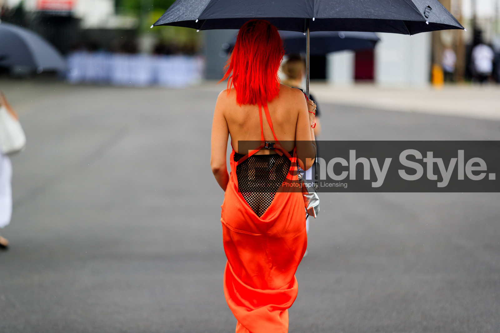 dyed hair, fishnet, open back, orange dress, red hair, silver bag, vêtements, fashion week, frenchystyle, FW, jonathan paciullo, street style, PFW, PARIS, atmosphere details, horizontal, detail, AUTUMN WINTER 2018-2019, FALL WINTER 2018-2019, FW 18-19