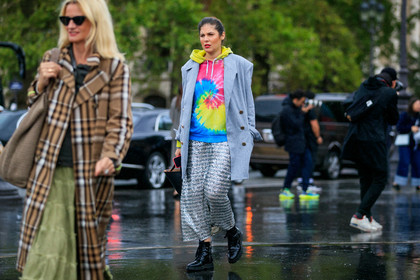 sofia guellaty, light grey jacket, tie and dye sweatshirt, tie and dye hoodie, pink sweatshirt, pink hoodie, yellow sweatshirt, yellow hoodie, blue hoodie, blue sweatshirt, long skirt, sequins skirt, striped skirt, silvered skirt, black polish boots, laced boots, flat boots, PARIS, PFW, SPRING SUMMER 2020, SS 20, fashion week, frenchystyle, FW, jonathan paciullo, street style, horizontal, atmosphere details, full length
