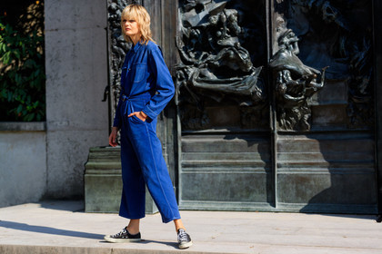 atmosphere details, black sneakers, blue denim, blue jumpsuit, converse, denim jumpsuit, fashion week, frenchystyle, full length, FW, horizontal, jonathan paciullo, leather shoes, PARIS, PFW, SPRING SUMMER 2018, SS 18, street style, trousers, model