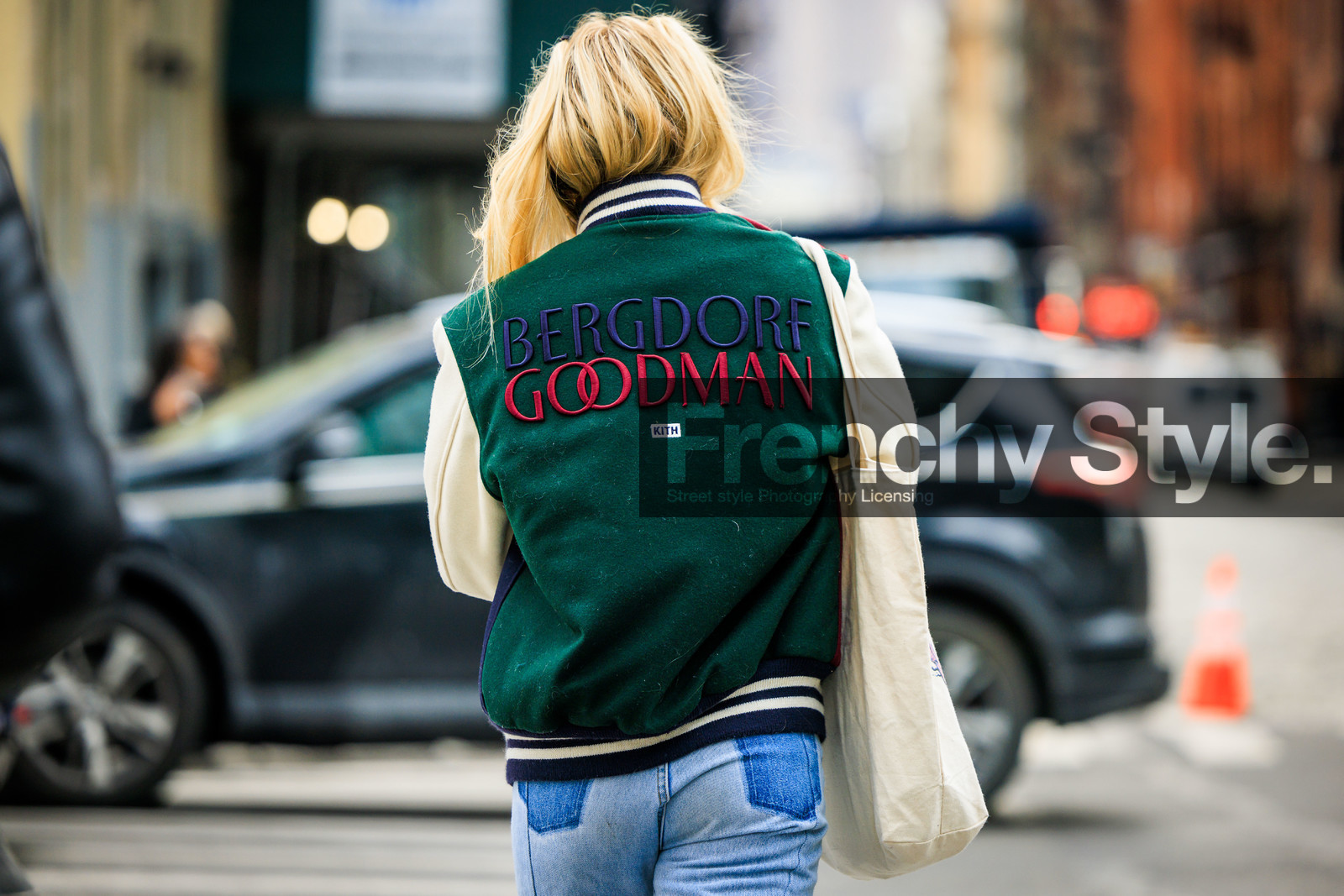 bergdorf goodman jacket, baseball jacket, dark green jacket, jeans, street style, jonathan paciullo, FW, frenchystyle, fashion week, NYFW, NEW YORK, AUTUMN WINTER 2022-2023, FALL WINTER 2022_2023, FW 22-23, atmosphere details, horizontal