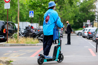 blue hat, blue coat, blue bag, denim, denim bag, levis bag, embroidered coat, blue total look, blue shoes, denim shoes, fashion week, frenchystyle, FW, jonathan paciullo, street style, PFW, PARIS, SPRING SUMMER 2022, SS 22, horizontal, atmosphere details, full length
