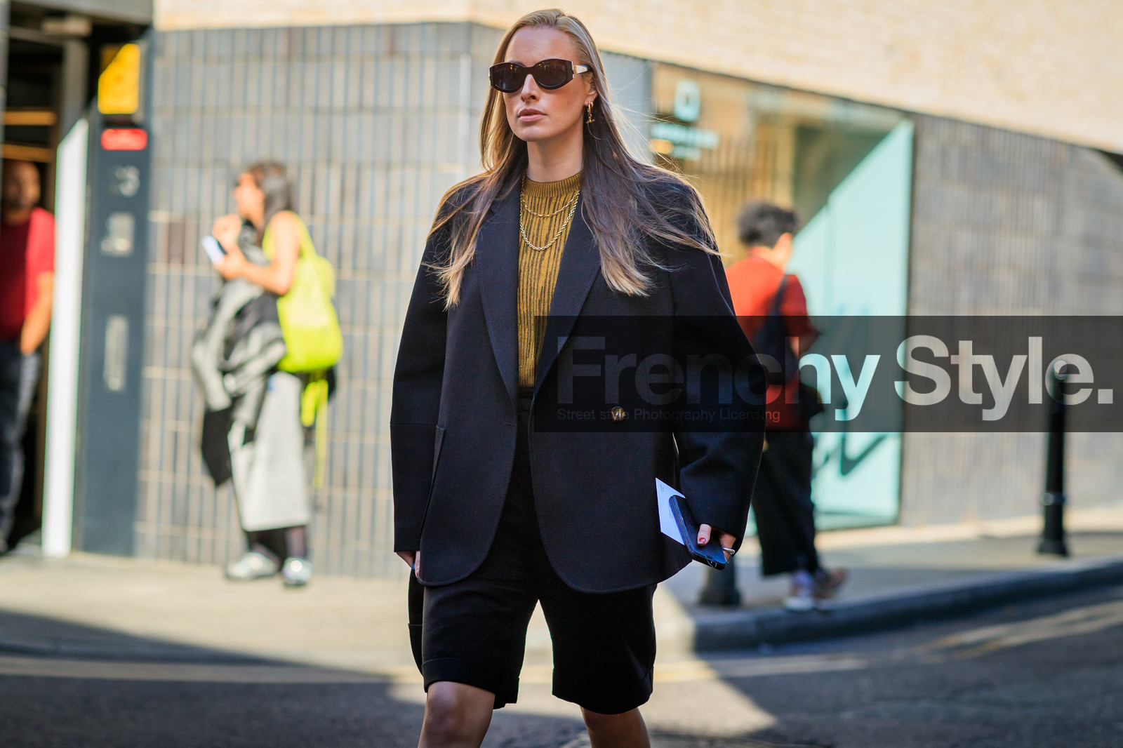 flora macdonald johnston, butterfly sunglasses, sunglasses, multi earrings, multi necklace, golden earrings, golden necklace, chain necklace, navy blue jacket, oversize jacket, black bermuda shorts, fashion week, frenchystyle, FW, jonathan paciullo, street style, atmosphere details, horizontal, detail