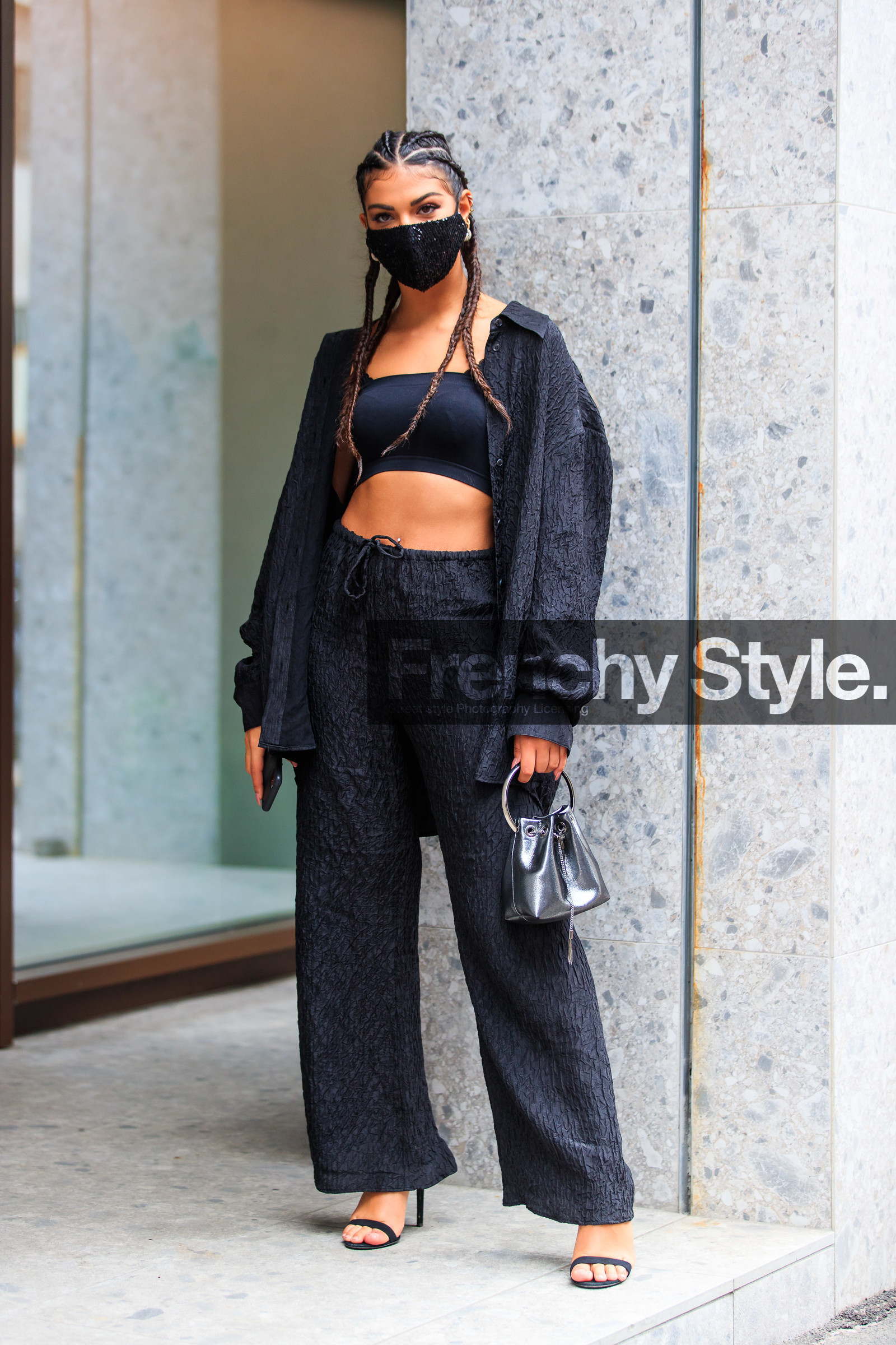 black total look, black top, black bra, black shirt, black pants, pleated shirt, pleated pants, cropped top, silvered bag, bucket bag, hand bag, sparkling bag, mini bag, high heels sandals, black sandals, covid face mask, street style, jonathan paciullo, FW, frenchystyle, fashion week, MFW, MILAN, SPRING SUMMER 2021, SS 21, vertical, full length