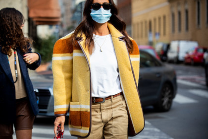 yellow jacket, camel jacket, camel leather jacket, striped jacket, oversize jacket, oversize pullover, woolen jacket, rayban sunglasses, white t-shirt, covid face mask, street style, jonathan paciullo, FW, frenchystyle, fashion week, MFW, MILAN, SPRING SUMMER 2021, SS 21, horizontal, atmosphere details, detail