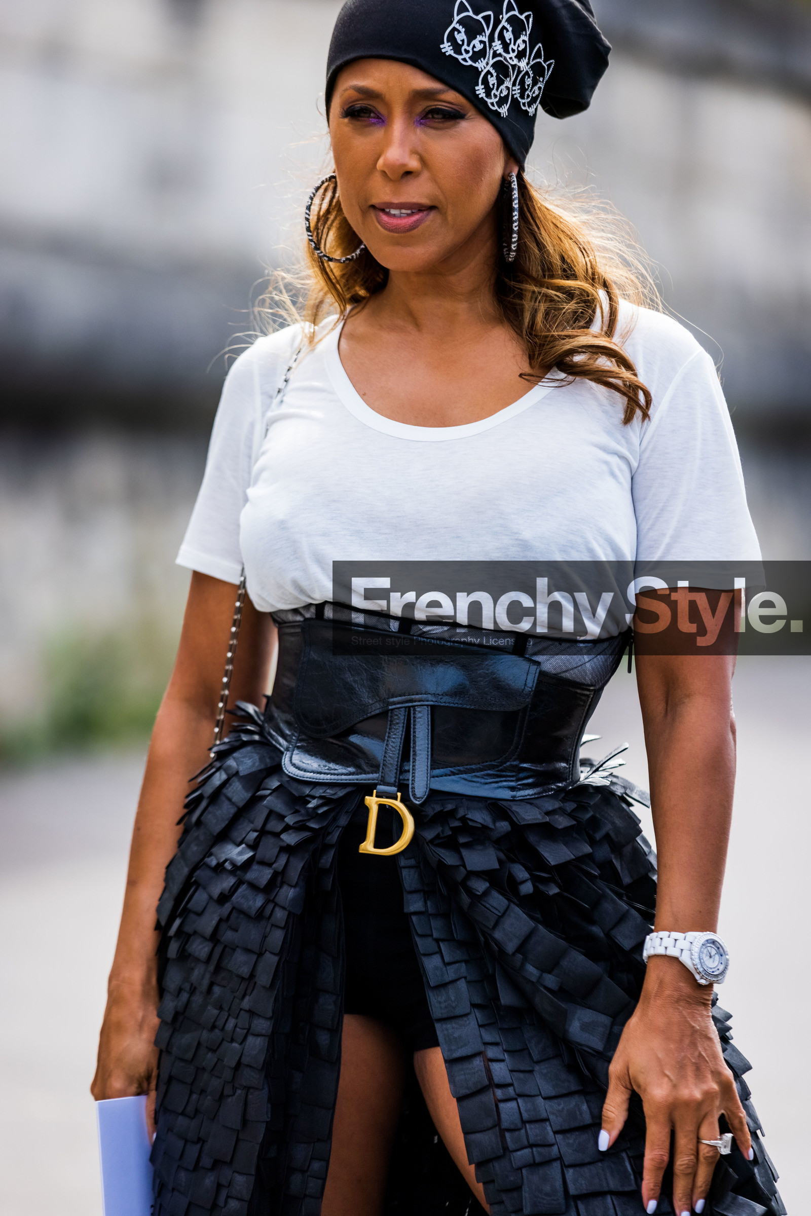beanie, belt, black beanie, black skirt, cat print, dior belt, dior look, hoops, large belt, leather belt, skirt, t-shirt, watch, white t-shirt, white watch, street style, jonathan paciullo, FW, frenchystyle, fashion week, PFW, PARIS, SPRING SUMMER 2022, SS 22, vertical, atmosphere details