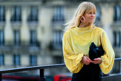 jeanette madsen, prada bag, light yellow blouse, velvet blouse, drape blouse, long sleeves blouse, black leather bag, black leather pants, hand bag, pink earrings, round shape earrings, pearl earrings, high waist pants, fashion week, frenchystyle, FW, jonathan paciullo, street style, PFW, PARIS, horizontal, atmosphere details, detail