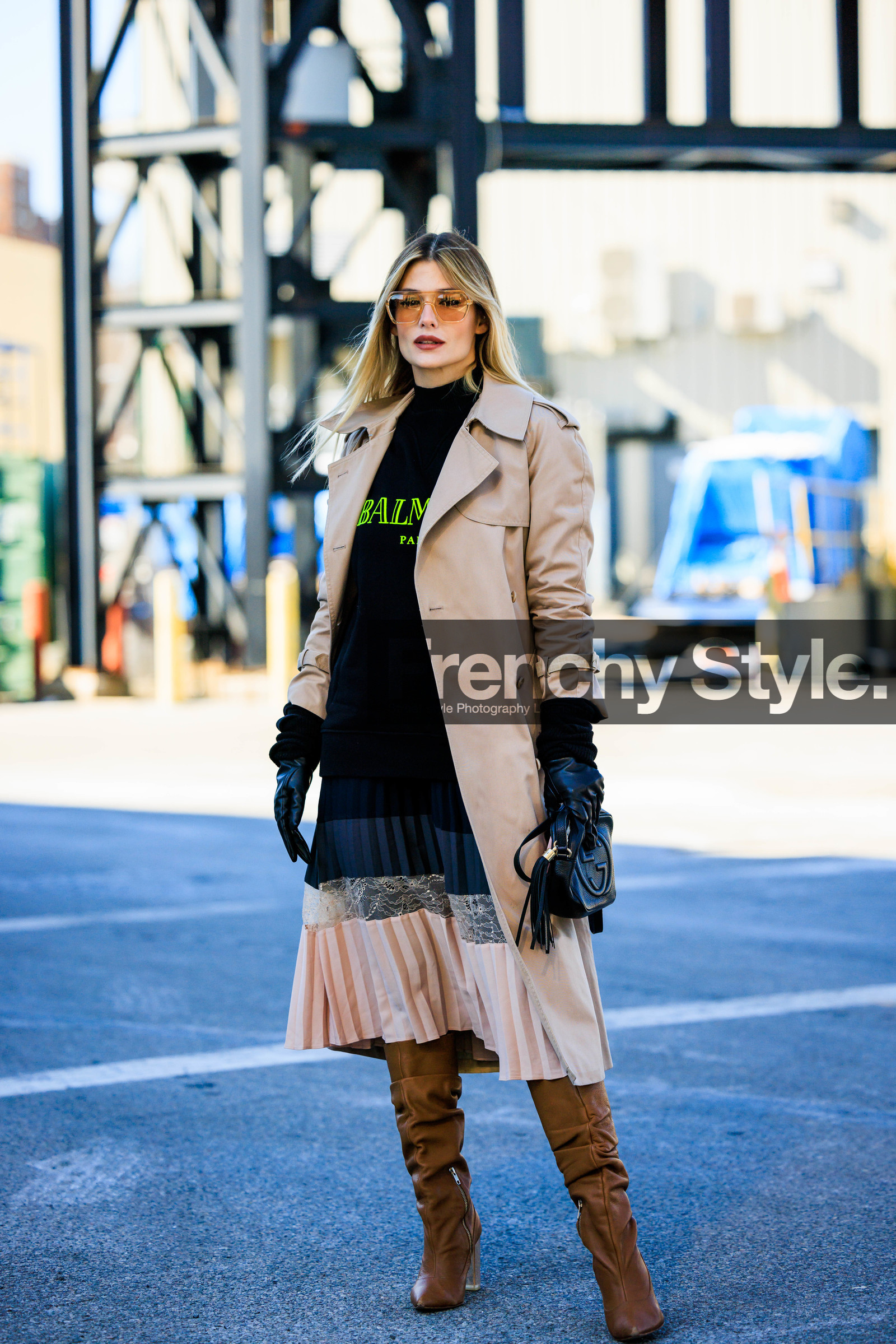 beige trench coat, classic trench, beige trench, black sweat, balmain swear, pleated midi skirt, multicolor midi skirt, brown boots, highknee boots, leather boots, black gloves, leather gloves, guci handbag, black handbag, mini gucci bag, gucci logo bag, 70s sunglasses, street style, jonathan paciullo, FW, frenchystyle, fashion week, NYFW, NEW YORK, AUTUMN WINTER 2022-2023, FALL WINTER 2022_2023, FW 22-23, vertical, full length