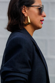 close up detail, earring detail, golden earrings, big earrings, dangling earrings, geometric shape earring, gucci sunglasses, fashion week, frenchystyle, FW, jonathan paciullo, street style, MFW, MILAN, SPRING SUMMER 2020, SS 20