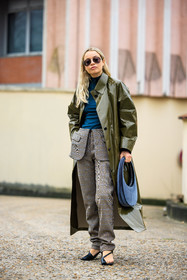 pattent trench, green trench, blue turtleneck, pocket pants, plaid pants, pilot sunglasses, black sunglasses, coperni hangbag, velvet bag, blue bag, grey pants, black sandals, coperni, street style, jonathan paciullo, FW, frenchystyle, fashion week, AUTUMN WINTER 2022-2023, FALL WINTER 2022_2023, FW 22-23, PFW, PARIS, full length, vertical